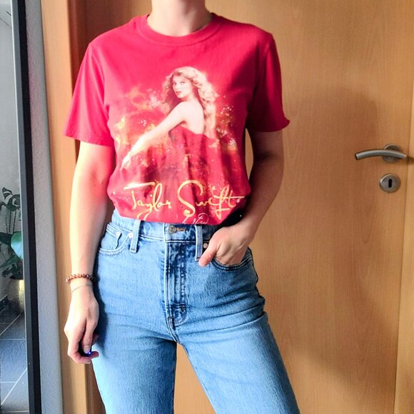 Taylor Swift 2011 Speak Now Tour Red Band Tee Shirt Size Small - Picture 1 of 12